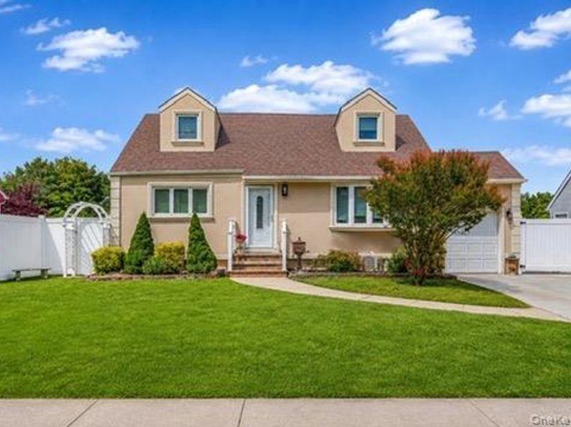 195 N Wisconsin Avenue, North Massapequa NY 11758