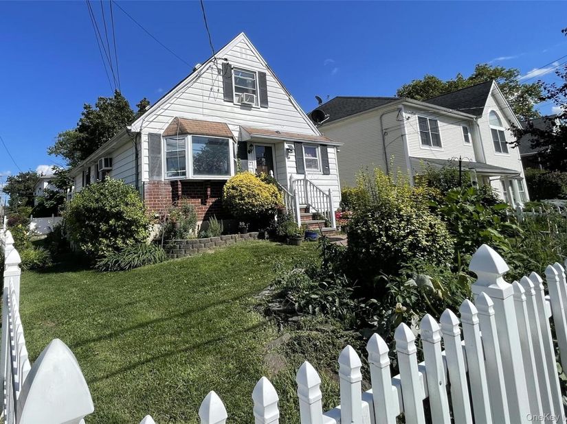 32 Edgewood Road, Port Washington NY 11050