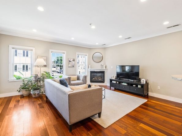 109 D St 4, Boston MA 02127