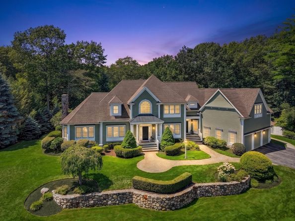 2 Goldman Cir, Bedford MA 01730