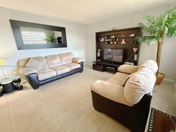 16790 NE 14th Ave 208, Miami FL 33162