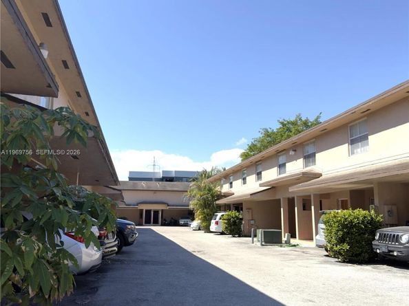 451 NE 136th St III314, North Miami FL 33161