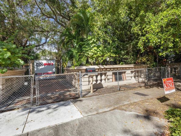 1045 NW 52nd St, Miami FL 33127