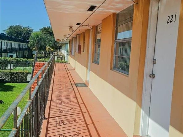 3800 SW 102nd Ave 221, Miami FL 33165