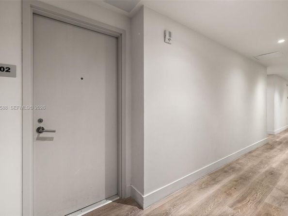 239 SW 9th St 2102, Miami FL 33130