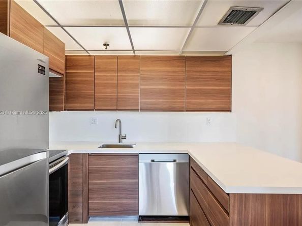 17890 W Dixie Hwy 606, North Miami Beach FL 33160