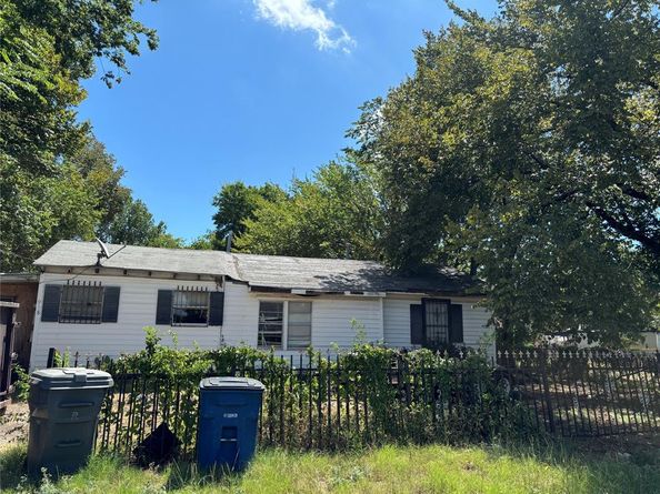 918  Local Vista Drive , Dallas Texas 75217