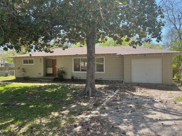 1100  Poe Street , Azle Texas 76020