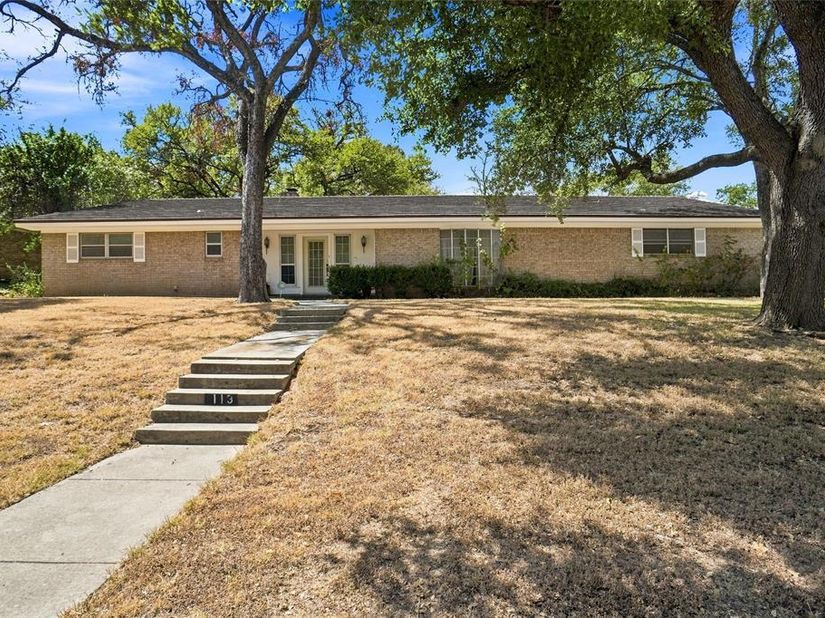 113  Wildwood Court , Azle Texas 76020