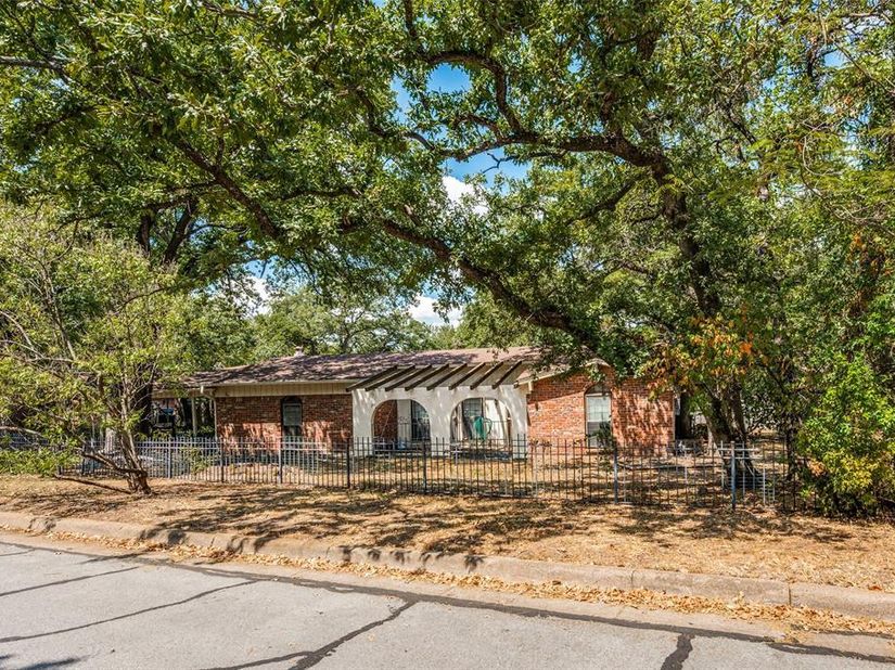 2817  Buffalo Court , Arlington Texas 76013