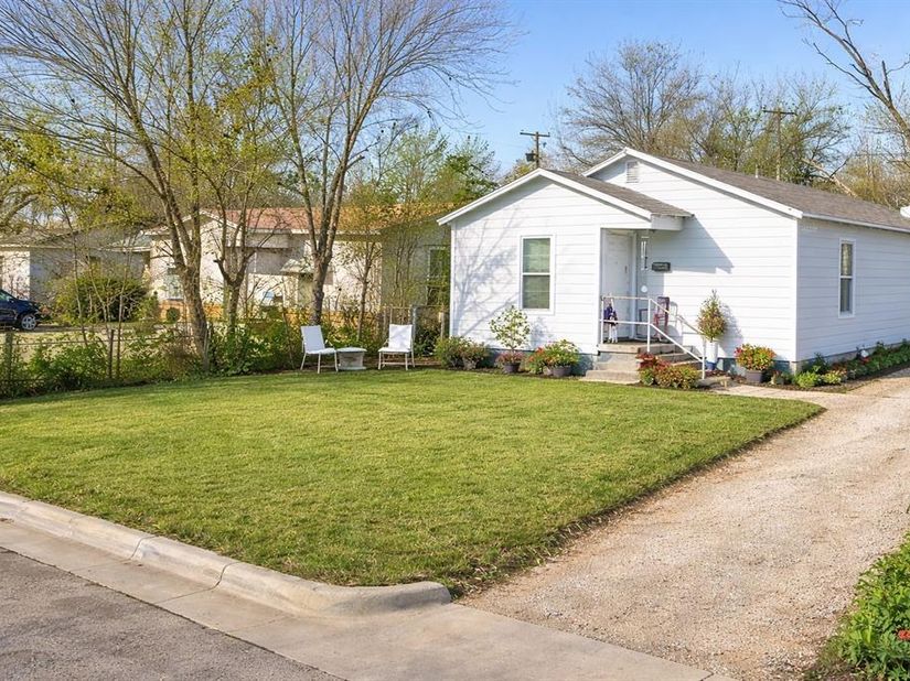 5533  BONG Drive , Fort Worth Texas 76112