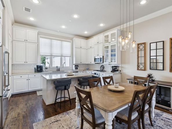 561 S Cesar Chavez Boulevard , Dallas Texas 75201