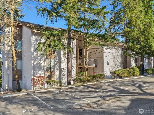 10419 NE 32nd Place E204, Bellevue WA 98004