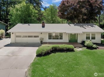 711 Eagle Cliff Rd NE