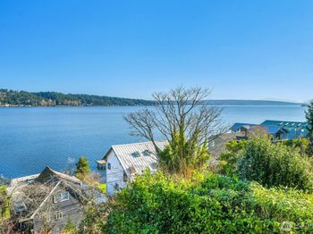 10742 Lakeside Avenue NE