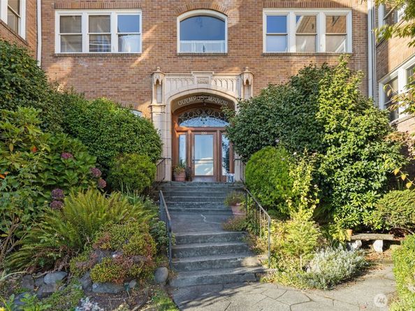 220 W Olympic Place 104, Seattle WA 98119