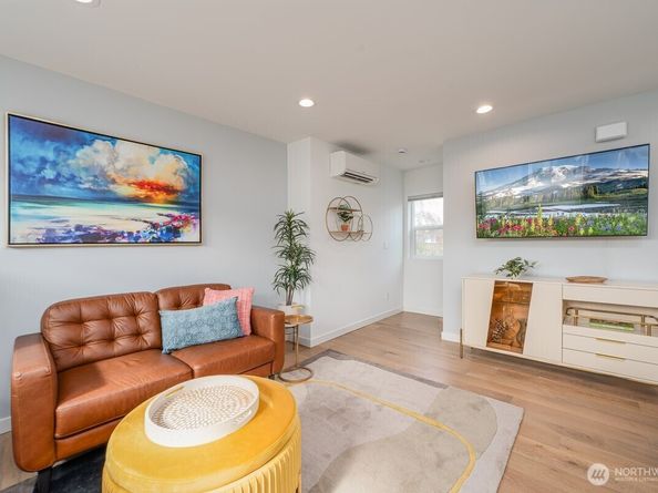 3015 61st Avenue SW B, Seattle WA 98116