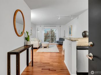 323 Queen Anne Avenue N