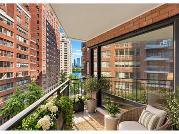 60 Sutton Place S
