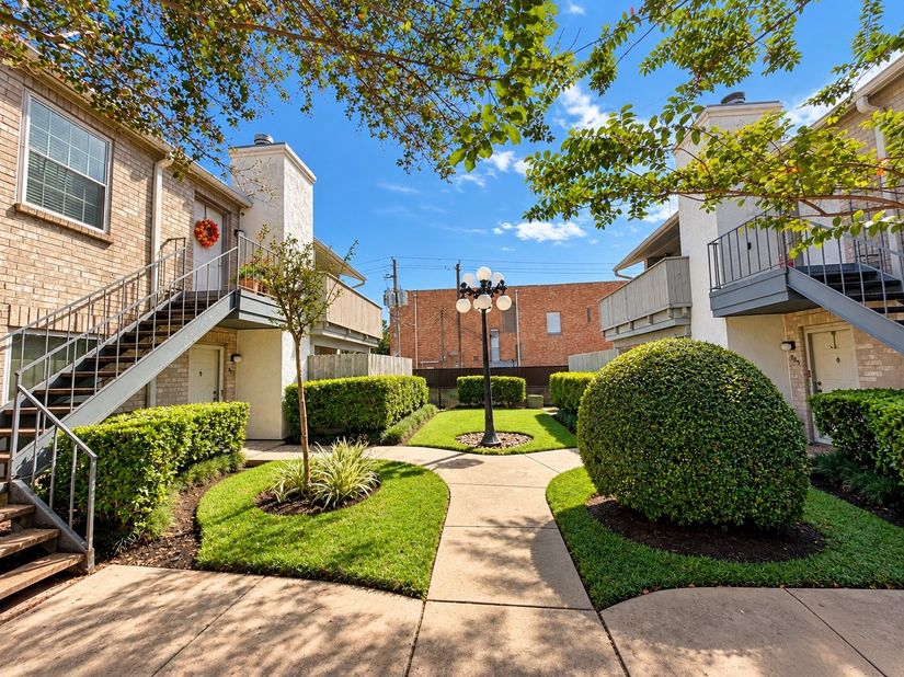 8787 Brae Acres Road 604, Houston TX 77074