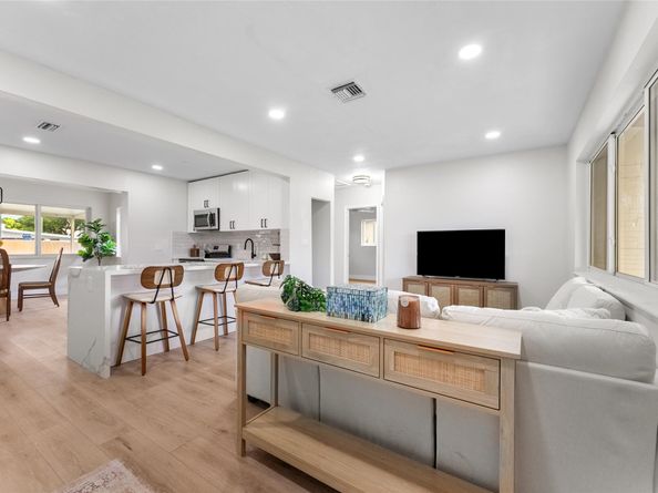 7021 SW 12th St, Pembroke Pines FL 33023