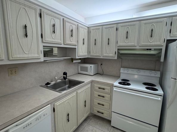5660 SW 3rd Place 105, Margate FL 33068