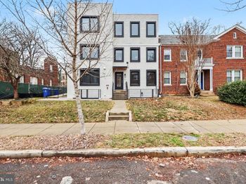 2216 40TH Place NW