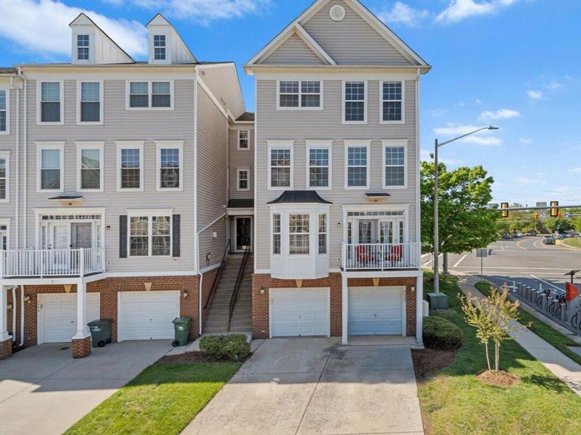 2499 Curie 111, Herndon VA 20171