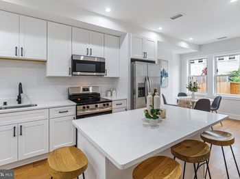 1107 Queen Street NE