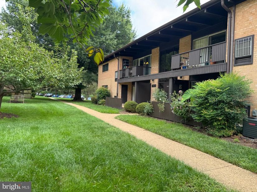 7821 Enola Street 105, Mclean VA 22102