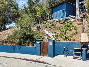 2537 Crestmoore Place