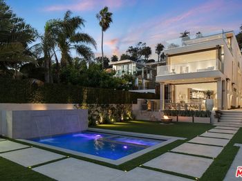 938 Palisades Beach Road