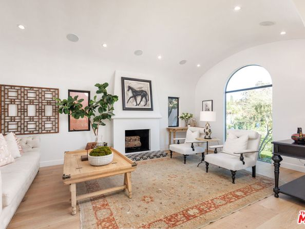 913 S Mullen Avenue, Los Angeles CA 90019