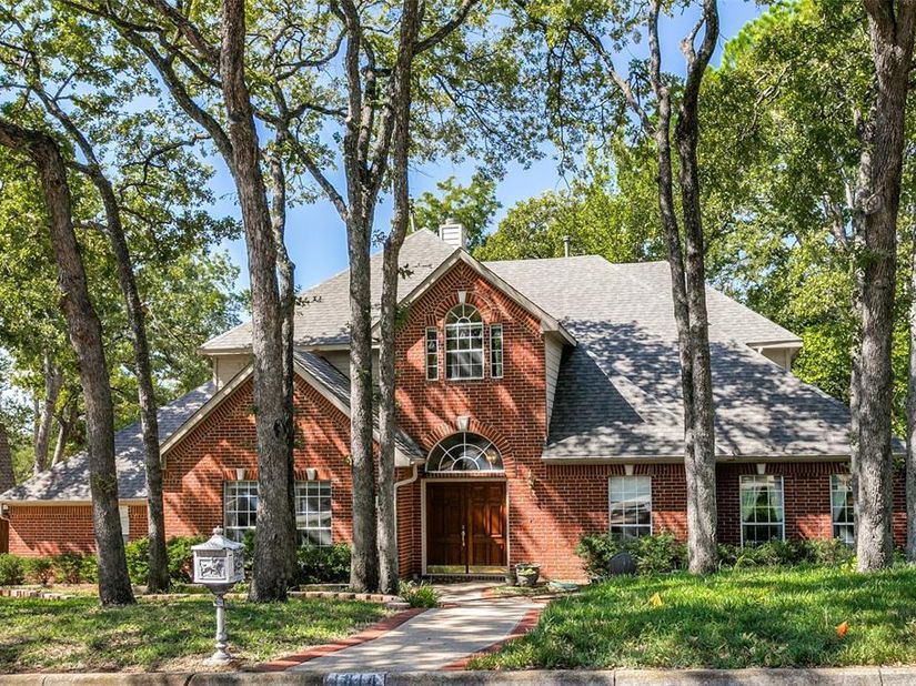 1814  Woodridge Drive , Arlington Texas 76013