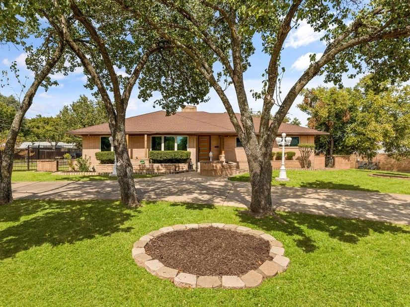 1433 W Red Bird Lane , Dallas Texas 75232