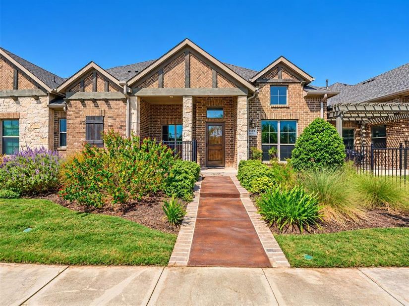 919  Birds Fort Trail , Arlington Texas 76005