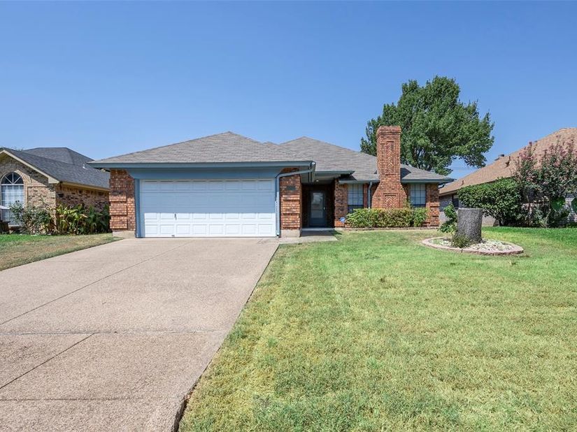 1925  Kings Canyon Circle , Fort Worth Texas 76134