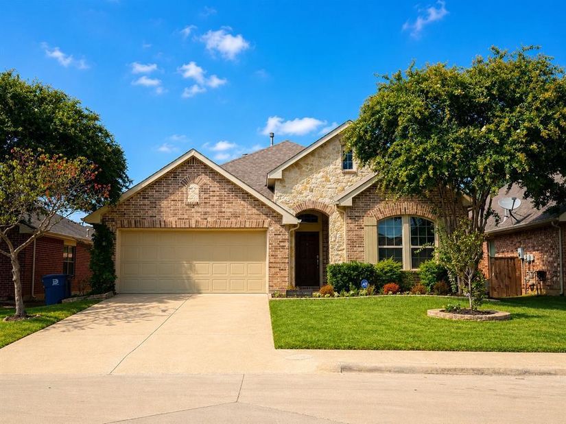 7015  Chackbay Lane , Dallas Texas 75227