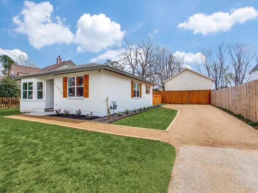 1307  Worthington Street , Grapevine Texas 76051