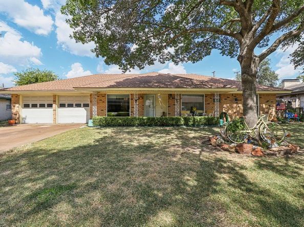 2105  Briarwood Boulevard , Arlington Texas 76013