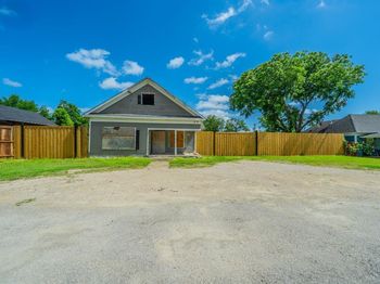 122 W Grand Prairie Road 