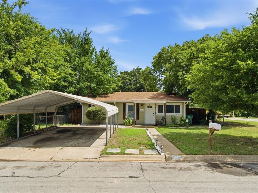 601  Park Lane , Denton Texas 76205
