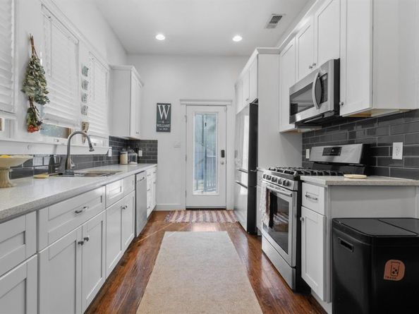 222 S Edgefield Avenue , Dallas Texas 75208