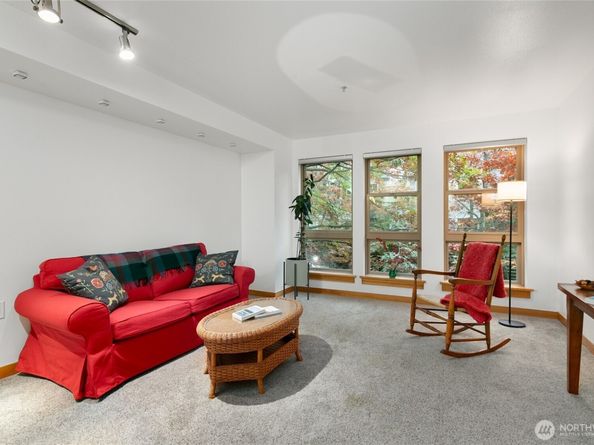 827 Hiawatha Place S 212, Seattle WA 98144