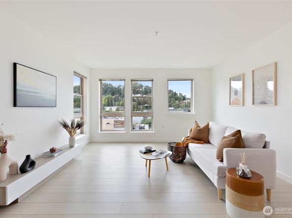 827 Hiawatha Place S 402, Seattle WA 98144