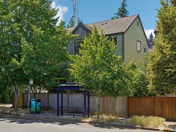 9423 Roosevelt Way NE, Seattle WA 98115