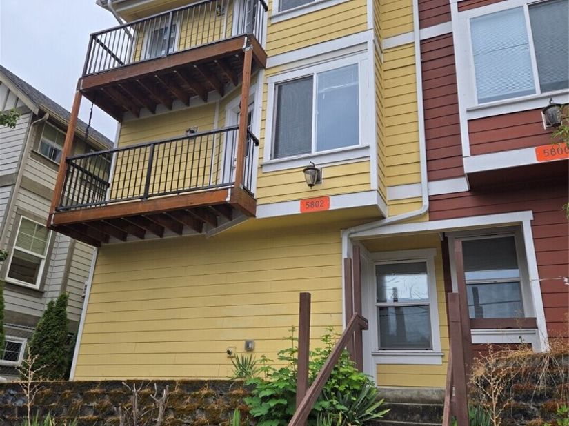 5802 Roosevelt Way NE, Seattle WA 98105