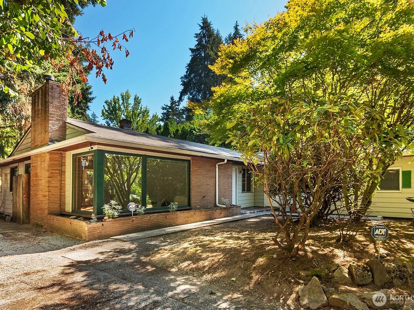 17552 Ballinger Way NE, Lake Forest Park WA 98155