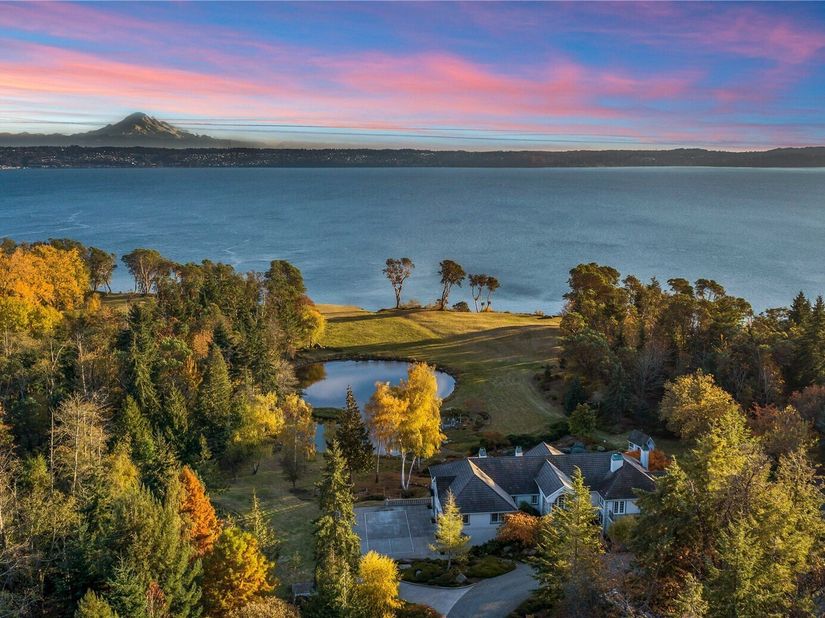 4205 SW Point Robinson Road, Vashon WA 98070