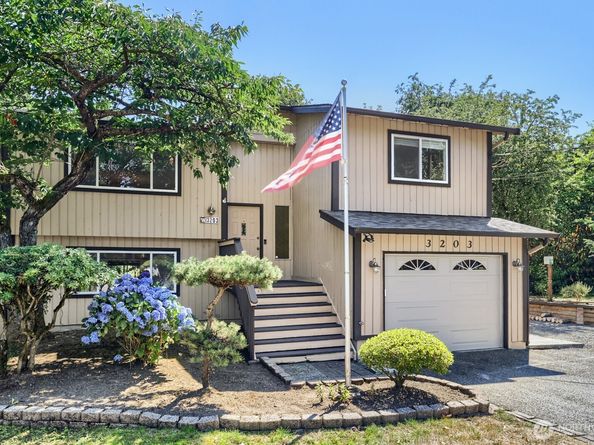 3203 NE 195th St, Lake Forest Park WA 98155